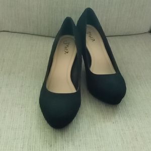 Size 10, y not? Brand, black high heel pumps.